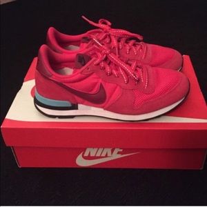Red NIKE internationalist sneaker
